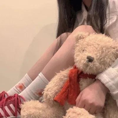 豪门千金被曝出道颜值引争议，连续多日校园画面流出